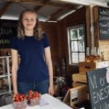 Hedda på plass i jordbærbua
