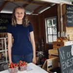 Hedda på plass i jordbærbua