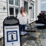 Karoline ønsker velkommen til turistkontoret
