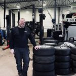 På Asbjørns bilverksted er det dekkskift tid