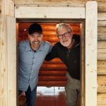 Preben og Erling ønsker bud på tømmerkoia.