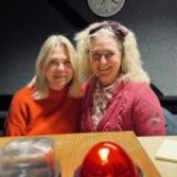 Velkommen til julemarked sier Nina og Marit