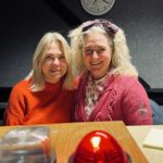 Velkommen til julemarked sier Nina og Marit